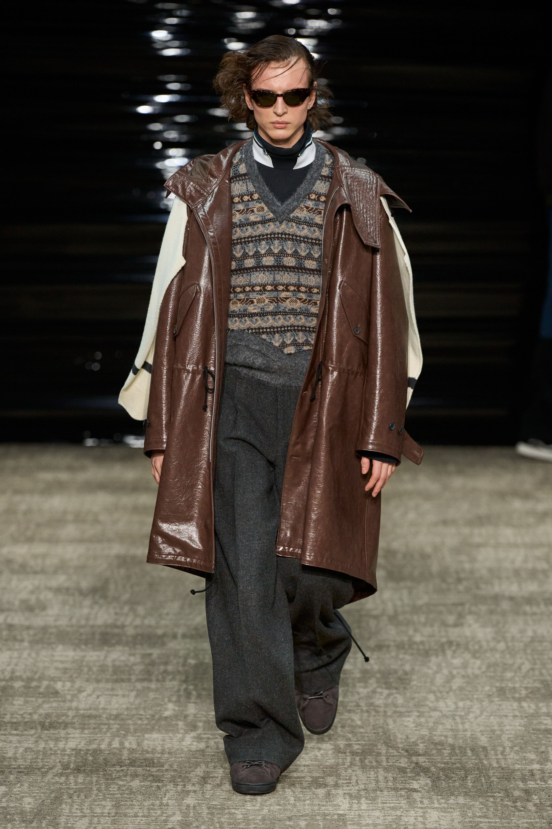 Kolor 26FW 在安静中完成高难度结构表达。层叠、错位、混材质成为视觉主线，运动、正装与工装被精准缝合，却不显拼贴痕迹。色彩克制、比例讲究，服装在行走间展现微妙动态。Kolor 的价值不在“第一眼冲击”，而在长期穿着中逐渐显露的结构智慧，是典型为成熟审美者准备的高完成度男装-顽石频道趋势研究